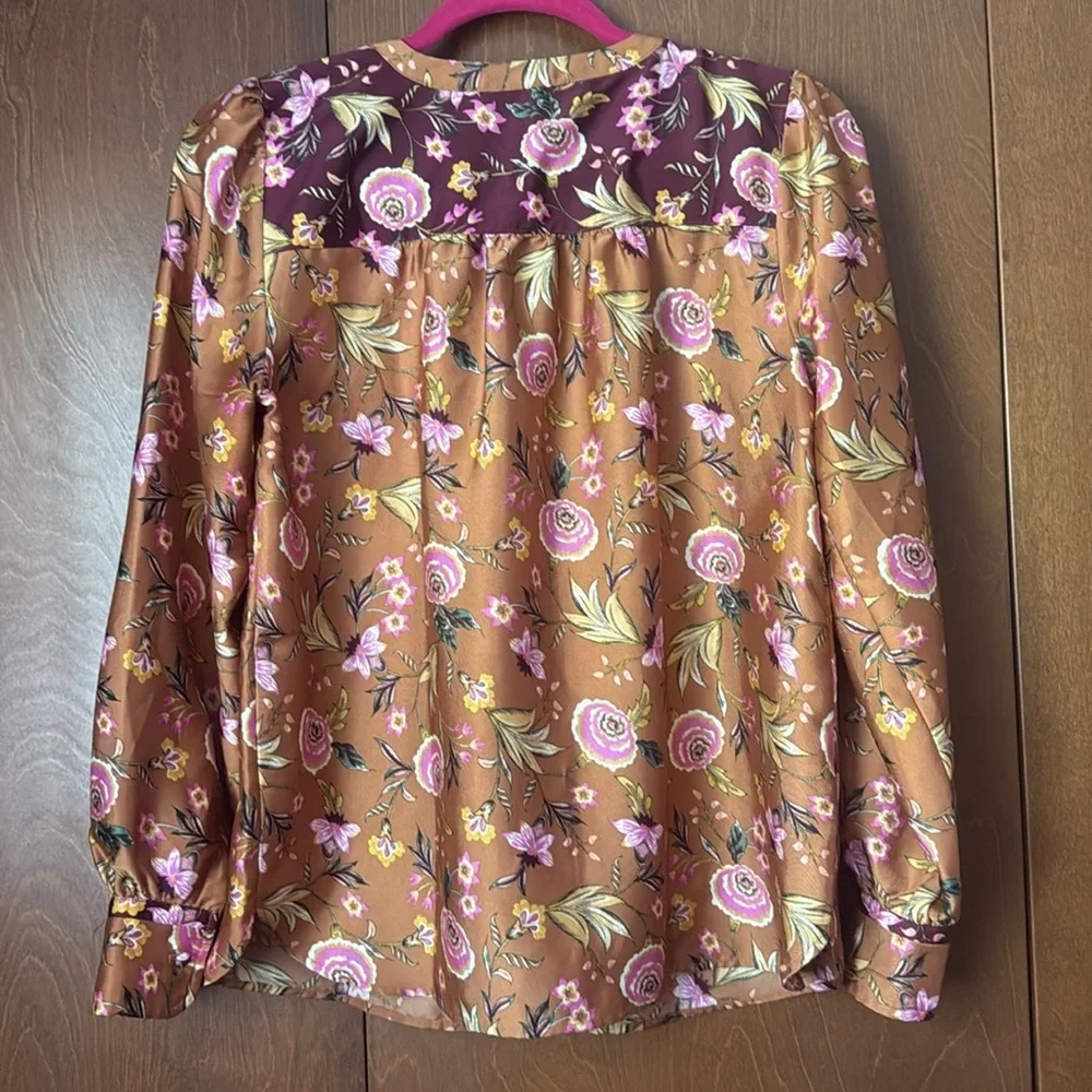 Loft Sz Small EUC Floral Henley Women's Top with Burgundy and Orange Accents